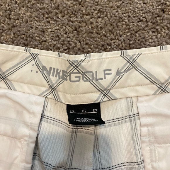 Mens Nike Golf shorts, Size 40 - Picture 2 of 3